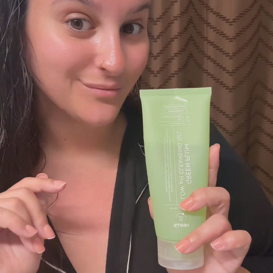 Host applying OOTD Green Plum Low-pH Cleansing Gel [demo-card]