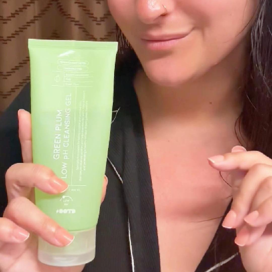 Watch a Haven Co. Beauty host demonstrate the gel texture and foaming application of #OOTD Green Plum Low pH Cleansing Gel 200ml, show how it cleanses away makeup, dirt, and oil, and reveal a clarified, hydrated-feeling finish. It is a fragrance-free low-pH cleanser designed for gentle daily use and sensitive-skin routines. [demo-card]