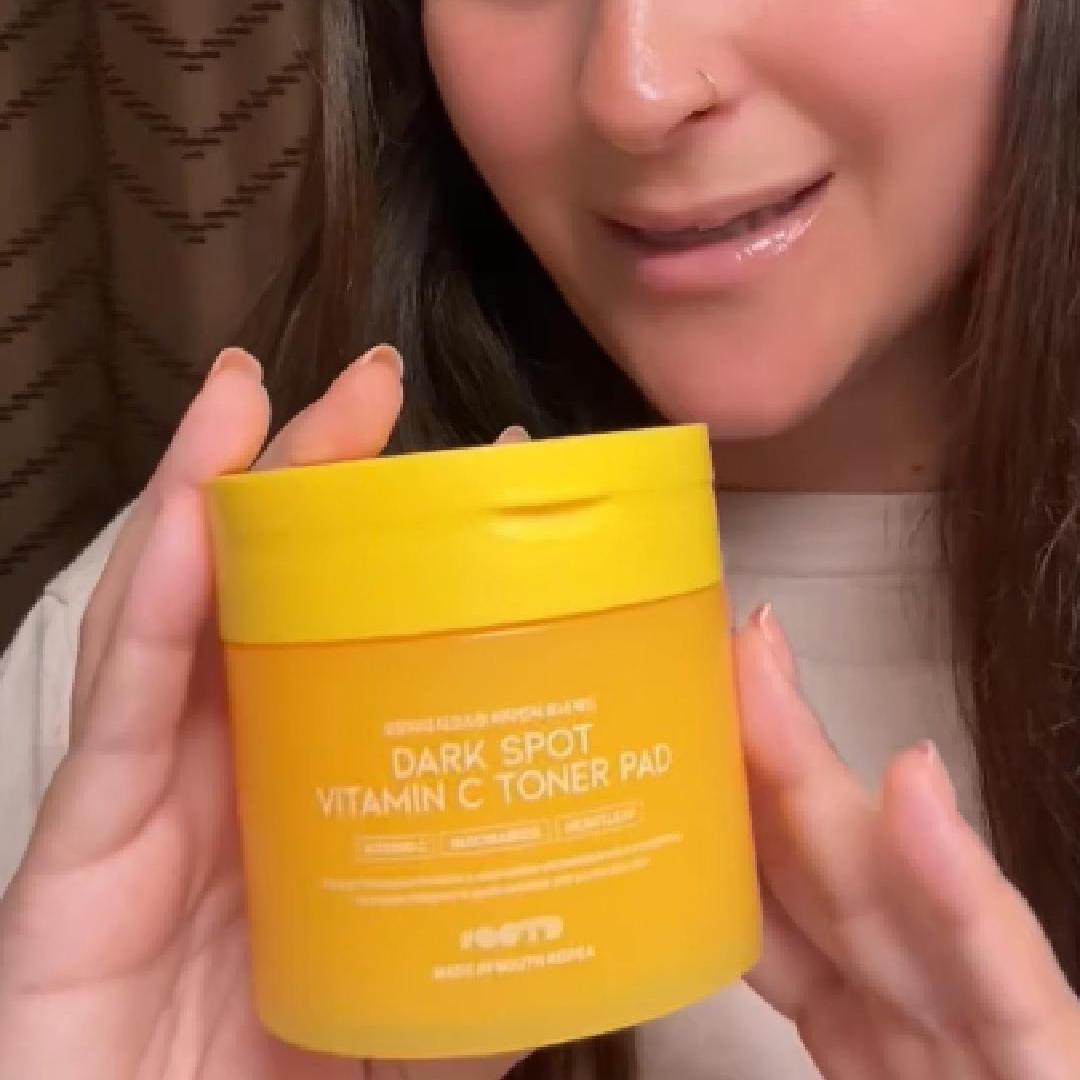 Watch a Haven Co. Beauty host demonstrate the application of #OOTD Dark Spot Vitamin C Toner Pads, place them on areas of the face with dark spots or uneven tone, leave them on for three to five minutes, and gently swipe them across the skin for exfoliation. The 70-count toner pads are shown helping skin look brighter and more even. [demo-card]